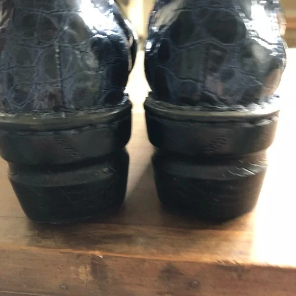 BOC ( Born) woman’s Navy snakeskin comfort clogs - Picture 5 of 7